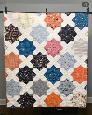 Woollypetals Floored quilt with colorful diamond star blocks and white background